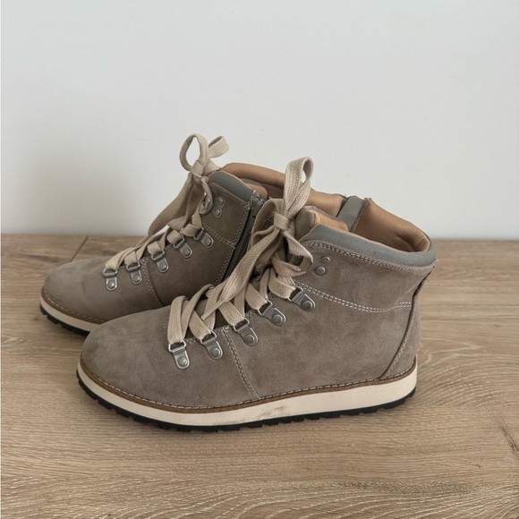 Universal Thread Lace Up Boot - Picture 4 of 4